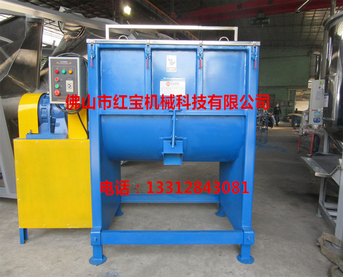清遠(yuǎn)一家臺(tái)資企業(yè)使用1.5T臥式攪拌機(jī)，專(zhuān)門(mén)用于拌色料